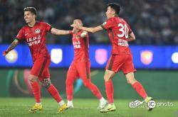 乐竟体育官网 -赛地聚焦——中超关键时刻热度飙升，曼联门线救险，底气十足，轮换策略成焦点(极端终点中超联赛)