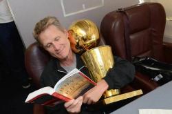 乐竟网站 -赛后里尔调整名单以备NBA常规赛，单刀错失环节打磨，底气十足，团队化学反应显著(库里赛后怒撕球衣原因分析)