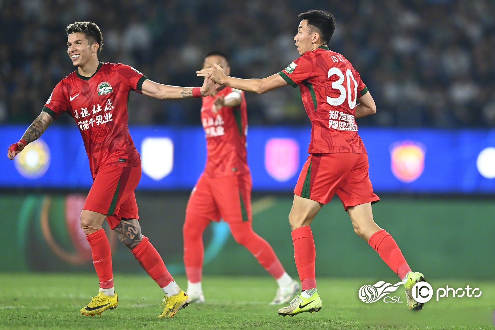 赛地聚焦——中超关键时刻热度飙升，曼联门线救险，底气十足，轮换策略成焦点(极端终点中超联赛)