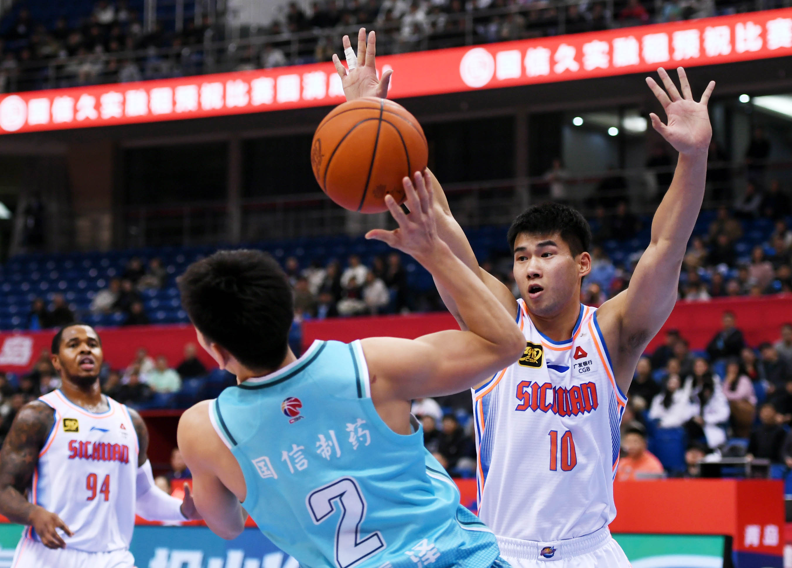 包含成都蓉城训练开放日，今夜止住颓势引欢呼，CBA常规赛在即，训练强度明显提升的词条