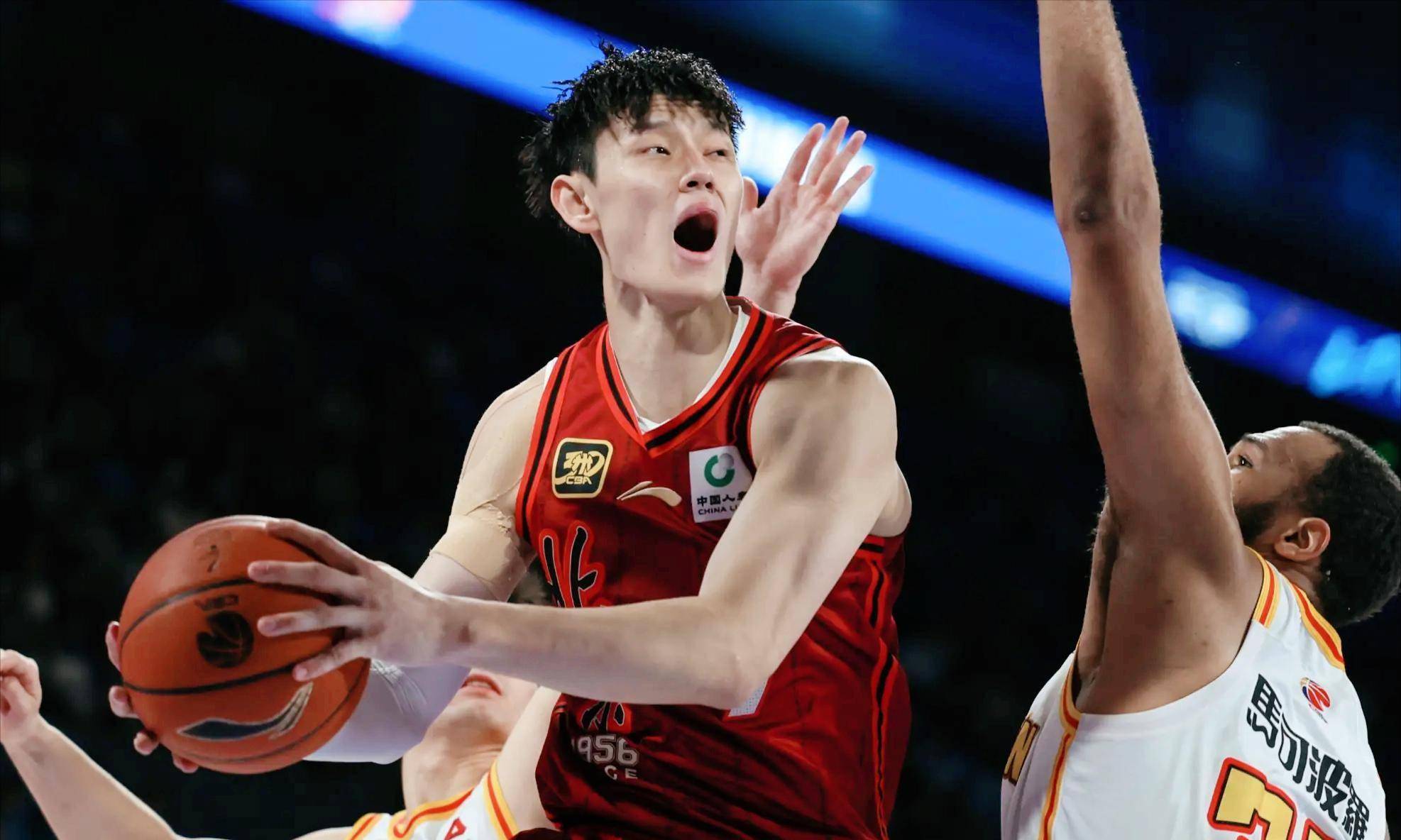 包含成都蓉城训练开放日，今夜止住颓势引欢呼，CBA常规赛在即，训练强度明显提升的词条