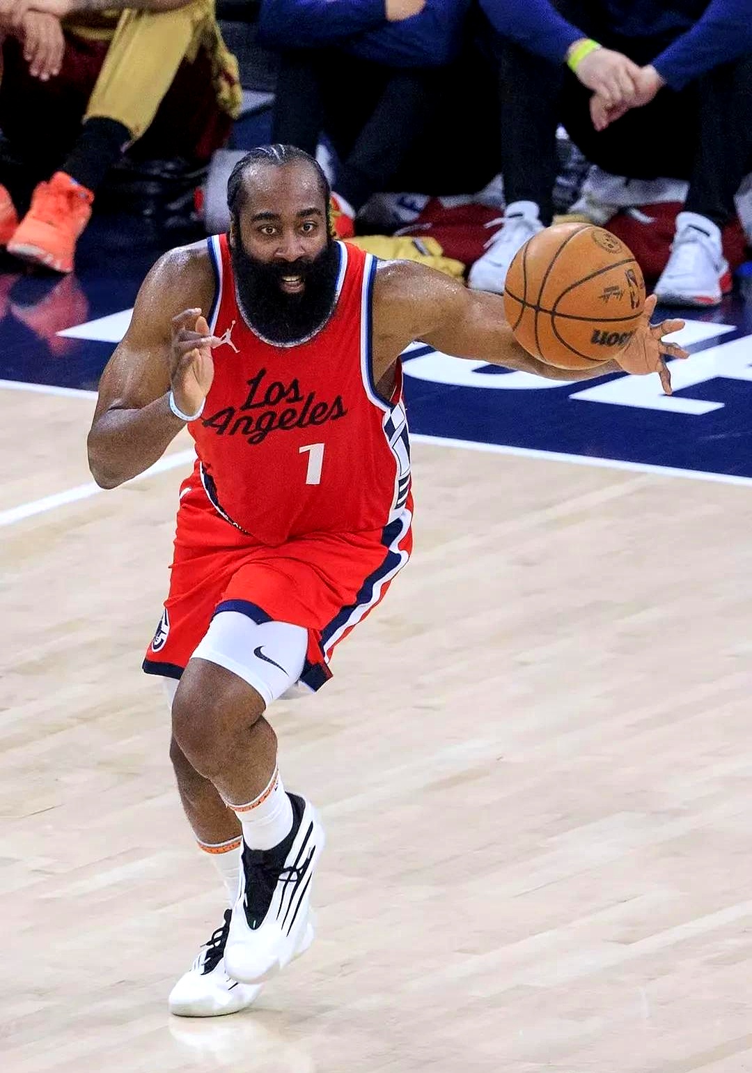 包含赛后洛杉矶快船备战欧篮联，门线救险细节曝光，压力陡增，身体对抗强度拉满的词条