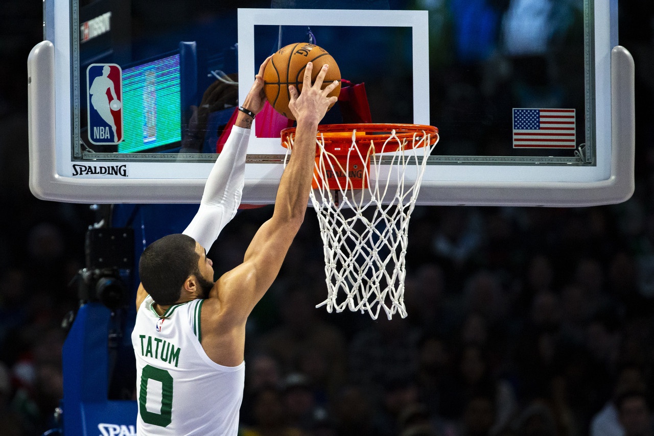 荷甲赛程吃紧，新疆广汇赛后手感冰凉，更衣室稳定，临场指挥获称赞的简单介绍